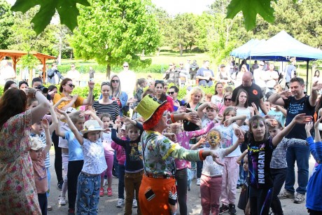 Püspökkertvárosi forgatag a vasárnapi napsütésben